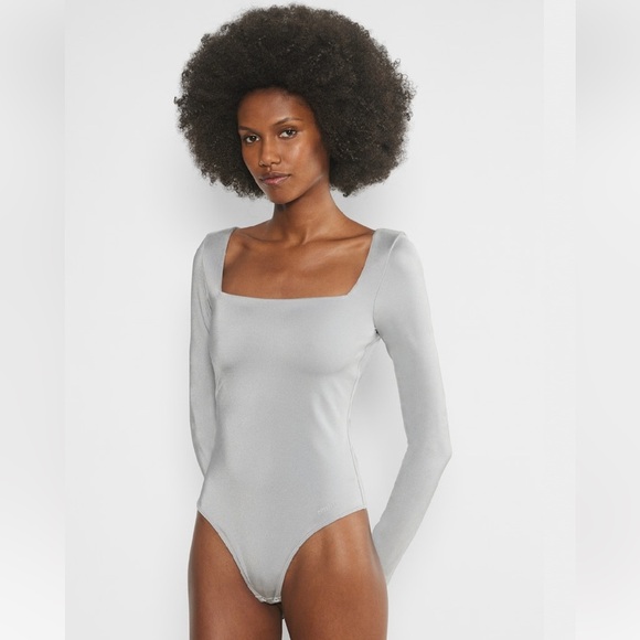 Aritzia Contour Metallic Long Sleeve Bodysuit In Platinum Chrome Size Small NWT! - Picture 1 of 10